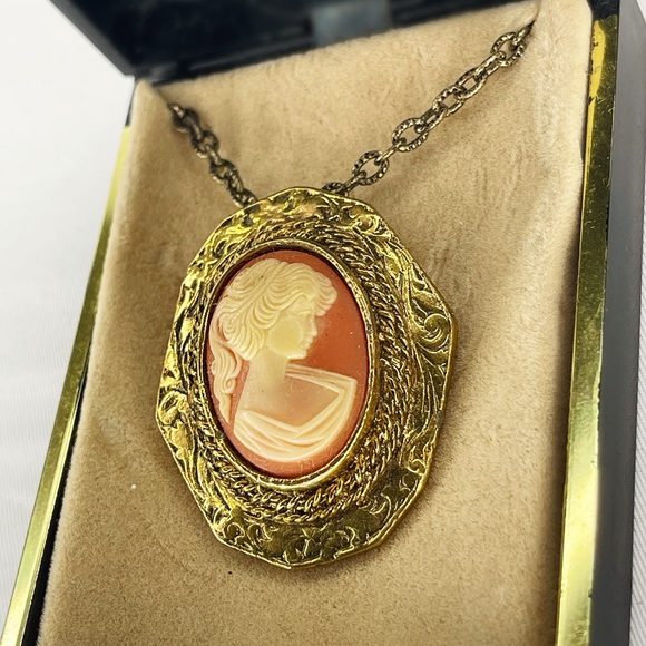 Peri Vintage lady brooch/necklace - Picture 1 of 3